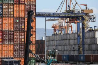 Στη Βουλή η πολύμηνη δέσμευση χιλιάδων εμπορευματοκιβωτίων